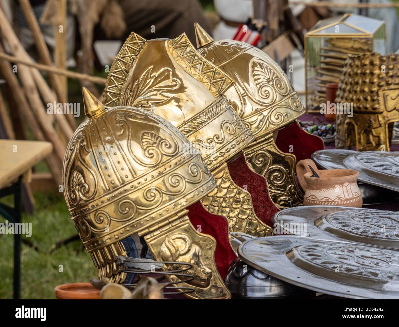 Targu Jiu, Gorj, Rumänien – 24. Mai 2025: Römische Kampfhelme beim Rhabon fest Festival. Stockfoto