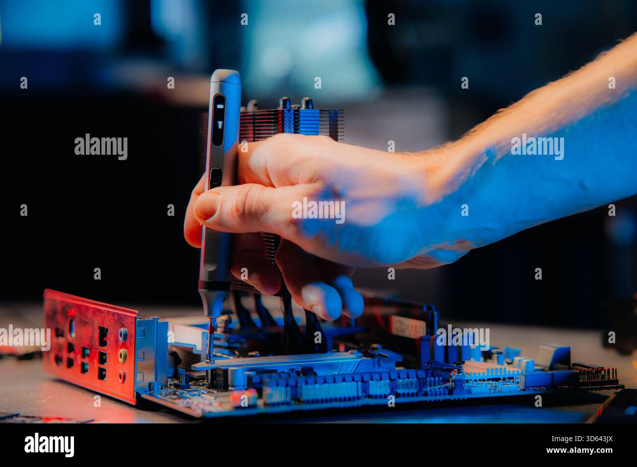 PC-Reparatur.PC-Ersatzteile. Grafikkarte, Motherboard, RAM, PC-Kühlsystem, Festplatte, Stromversorgung mit Drähten Stockfoto