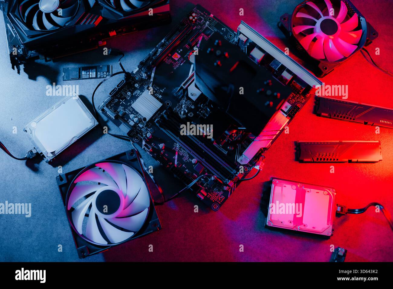 PC-Reparatur.PC-Ersatzteile. Grafikkarte, Motherboard, RAM, PC-Kühlsystem, Festplatte, Stromversorgung mit Drähten Stockfoto