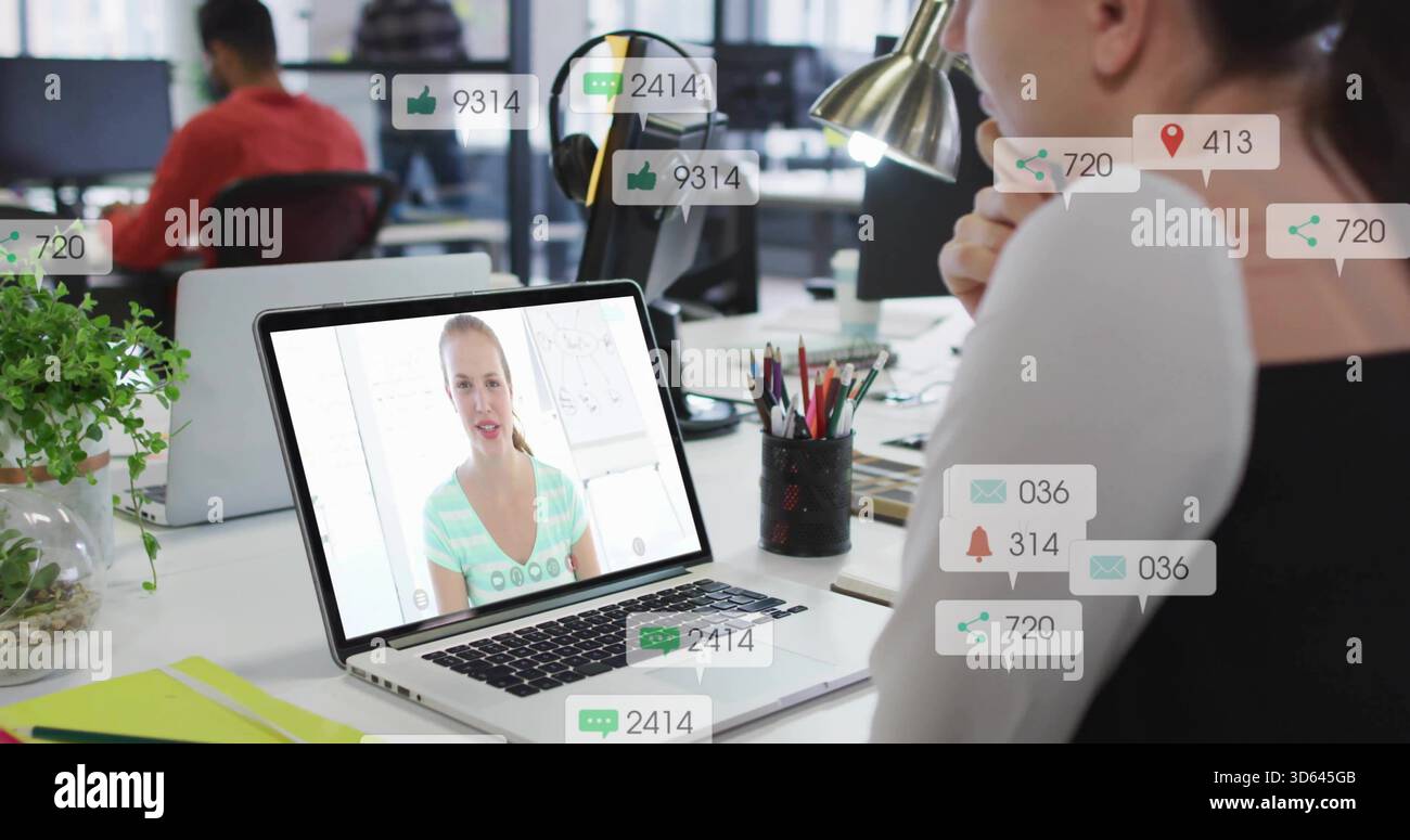 Frau, die eine schwarze Weste trägt, die einen Laptop-Online-Anruf im Büro benutzt, Overlays, Kopierraum Stockfoto