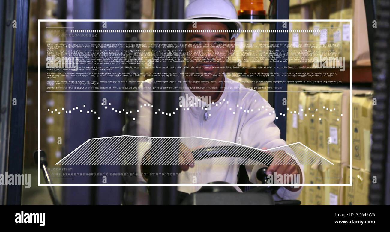 Bediener mit weißem Schutzhelm und leichter Jacke, Navigation im Gang mit Niederhubwagen und HUD Stockfoto