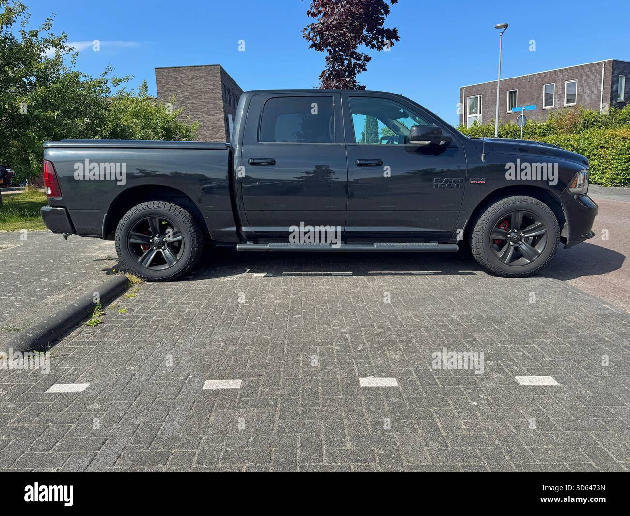 Almere, Niederlande - 19. Juni 2025: Black RAM Truck parkt auf einem öffentlichen Parkplatz. Niemand im Fahrzeug. Stockfoto