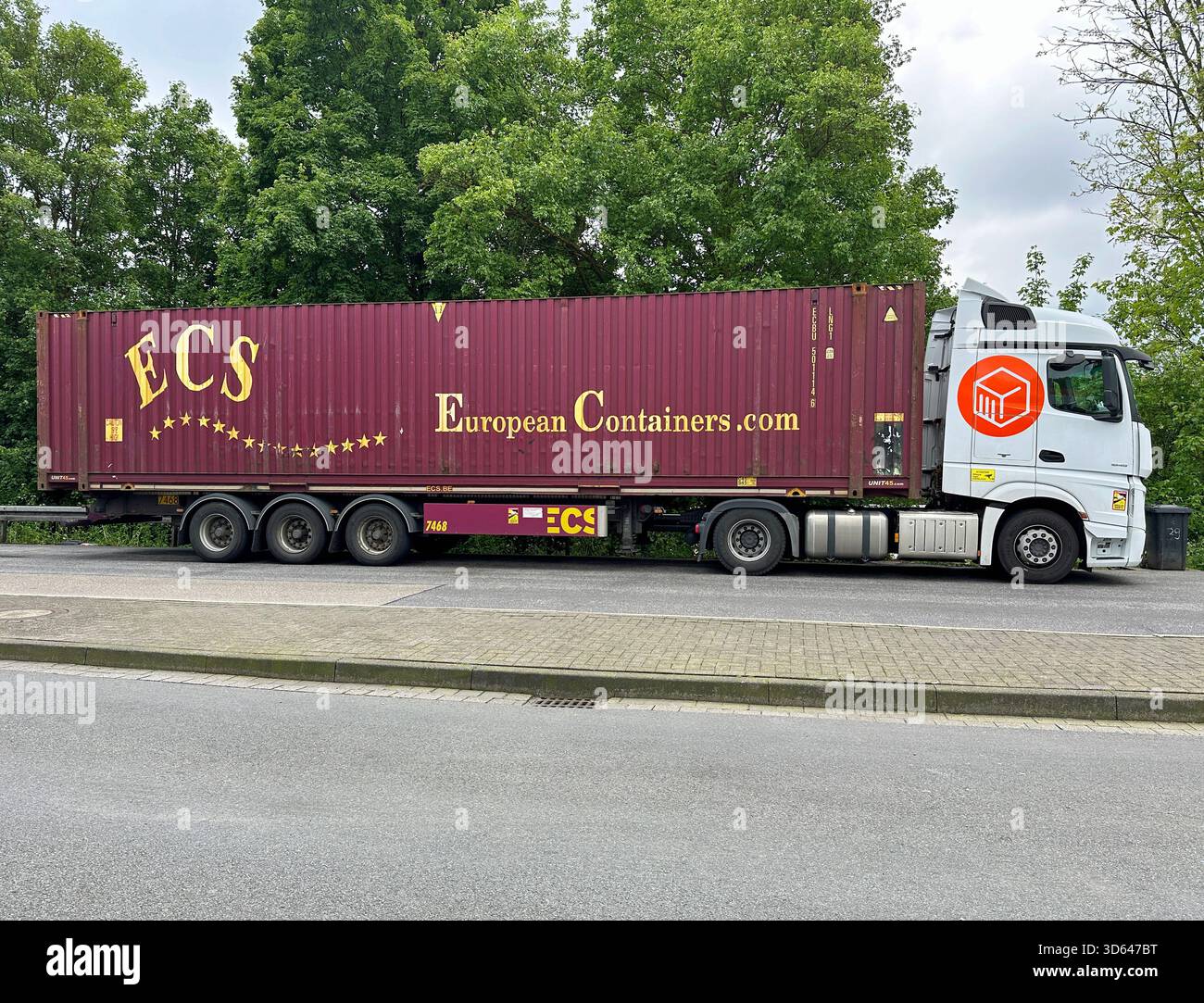 Düsseldorf, Deutschland - 8. Mai 2024: Europäischer Transportwagen Containers.com (ECS) parkt auf einem öffentlichen Parkplatz. Stockfoto