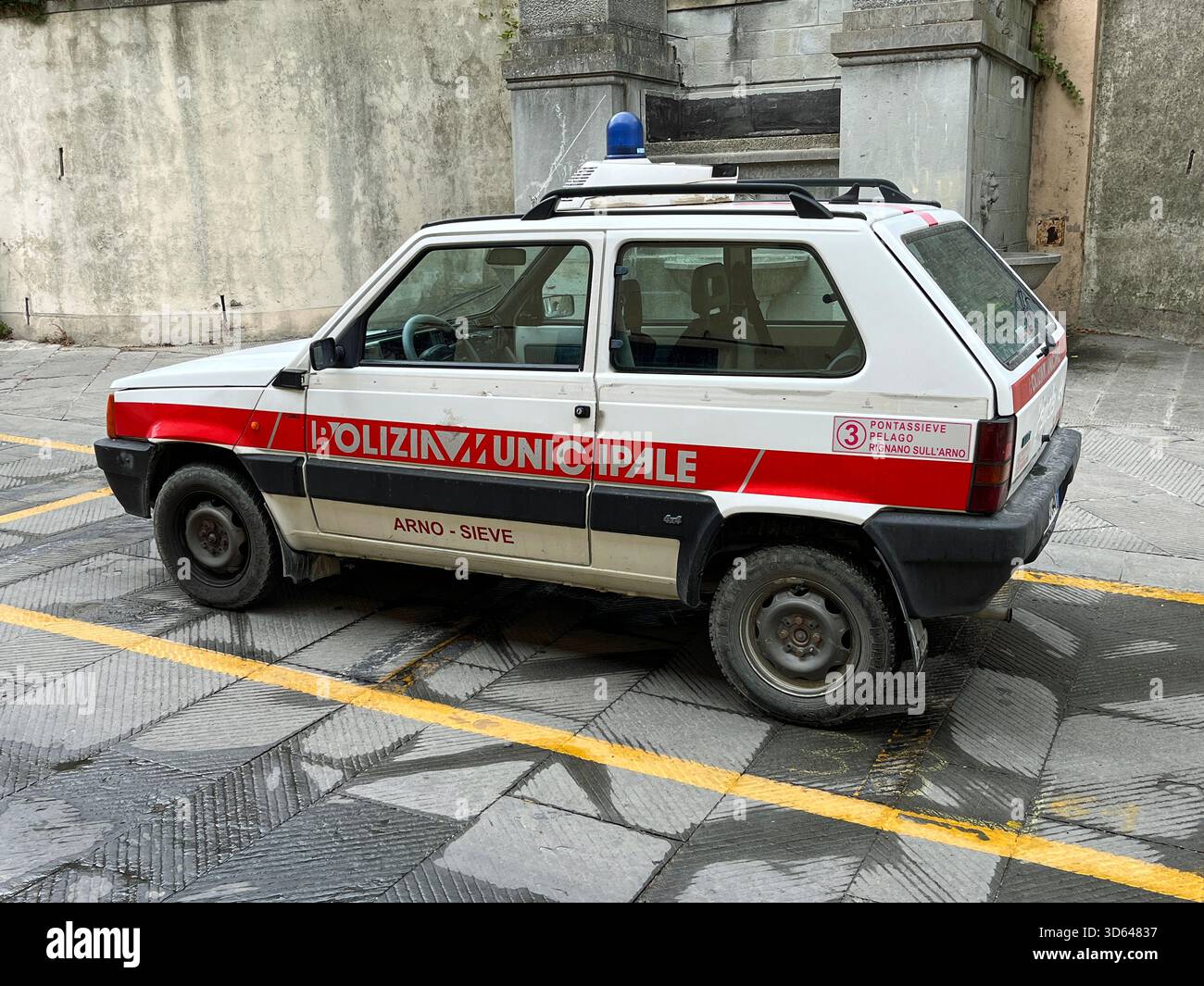 Pontassieve, Italien - 30. Juli 2022: Italienischer Polizeiwagen der Provinz Fiat Panda parkt auf einem Parkplatz. Niemand im Fahrzeug. Stockfoto