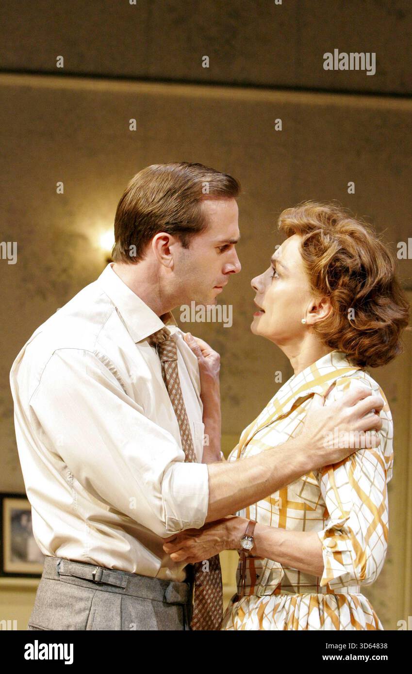 Joseph Fiennes (George Dillon), Francesca Annis (Ruth) in EPITAPH FÜR GEORGE DILLON von John Osborne & Anthony Creighton im Comedy Theatre, London SW1 27/09/2005 Design: John Gunter Beleuchtung: Hugh Vanstone Regie: Peter Gill Stockfoto