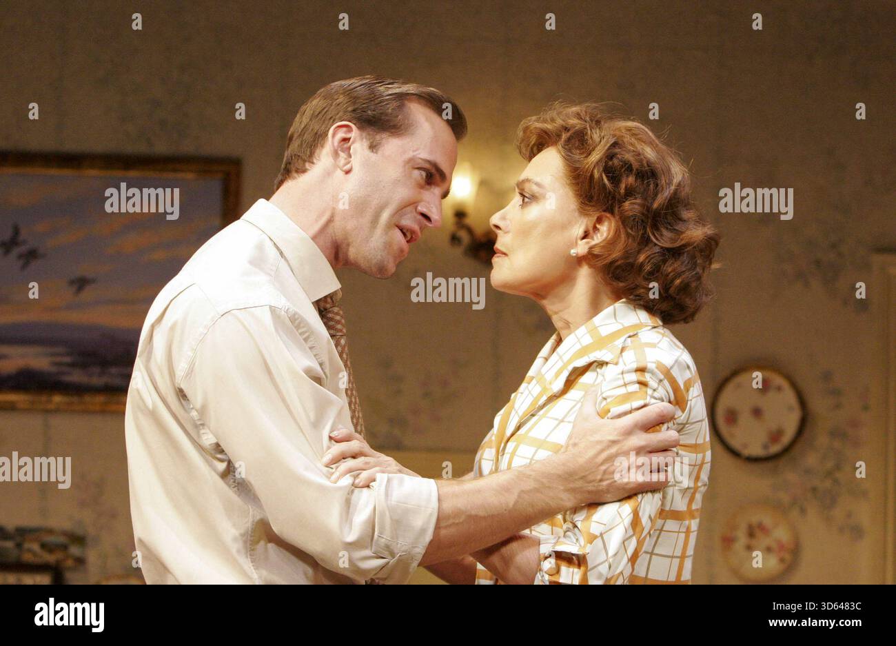 Joseph Fiennes (George Dillon), Francesca Annis (Ruth) in EPITAPH FÜR GEORGE DILLON von John Osborne & Anthony Creighton im Comedy Theatre, London SW1 27/09/2005 Design: John Gunter Beleuchtung: Hugh Vanstone Regie: Peter Gill Stockfoto