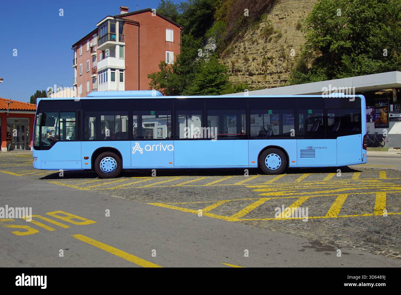 Piran, Slowenien - 4. August 2022: Blauer italienischer Arriva-Bus. Stockfoto