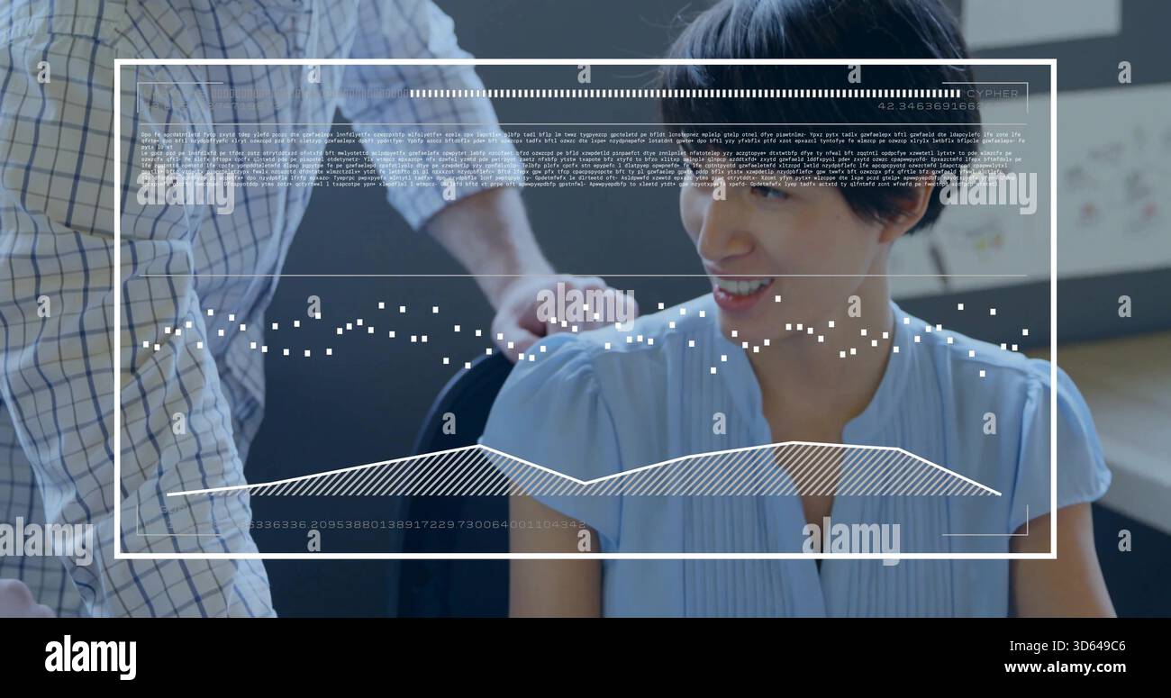 Lächelnde asiatische Frau mit hellblauer Bluse, die sich im Büro dreht, Mann, der den Mantel auf Stuhl streckt, HUD Stockfoto