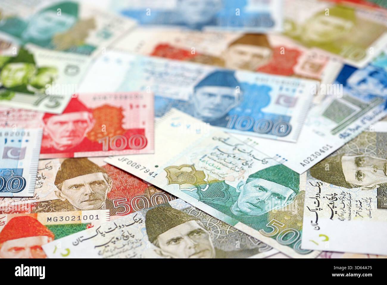 Pakistanische Rupien Banknoten. Die aktuellen pakistanischen Geldrechnungen liegen in großer Höhe auf dem Tisch. Das Konzept des Geschäfts und der Investitionen in Pakistan Stockfoto
