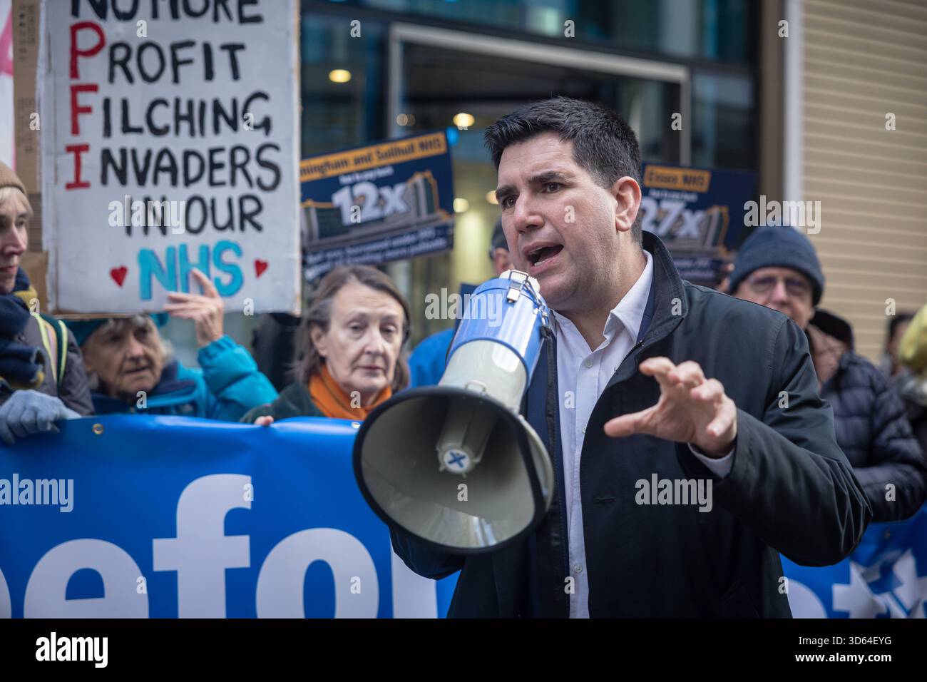 LONDON, Großbritannien - 18. November 2025: Richard Burgon, Abgeordneter der Labour Party, spricht Aktivisten der Gruppe für öffentliche Dienstleistungen an, die wir außerhalb des Ministeriums für Gesundheit und soziale Versorgung besitzen, und unterstützt Aufrufe für Gesundheitsminister Wes Streeting, die Privatisierung des NHS rückgängig zu machen. Quelle: Pete Speller/Alamy Live News Stockfoto