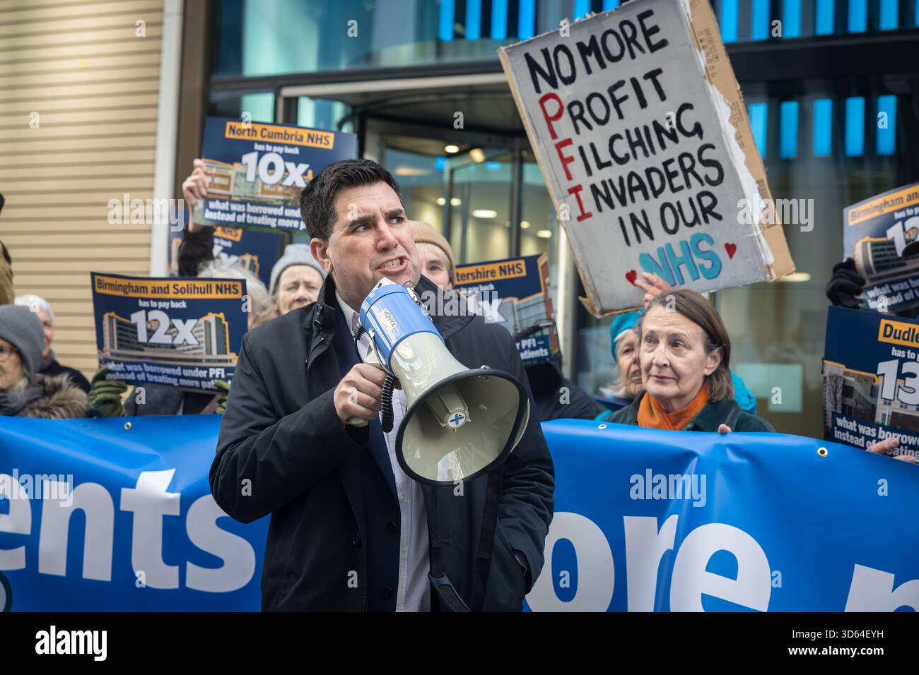 LONDON, Großbritannien - 18. November 2025: Richard Burgon, Abgeordneter der Labour Party, spricht Aktivisten der Gruppe für öffentliche Dienstleistungen an, die wir außerhalb des Ministeriums für Gesundheit und soziale Versorgung besitzen, und unterstützt Aufrufe für Gesundheitsminister Wes Streeting, die Privatisierung des NHS rückgängig zu machen. Quelle: Pete Speller/Alamy Live News Stockfoto