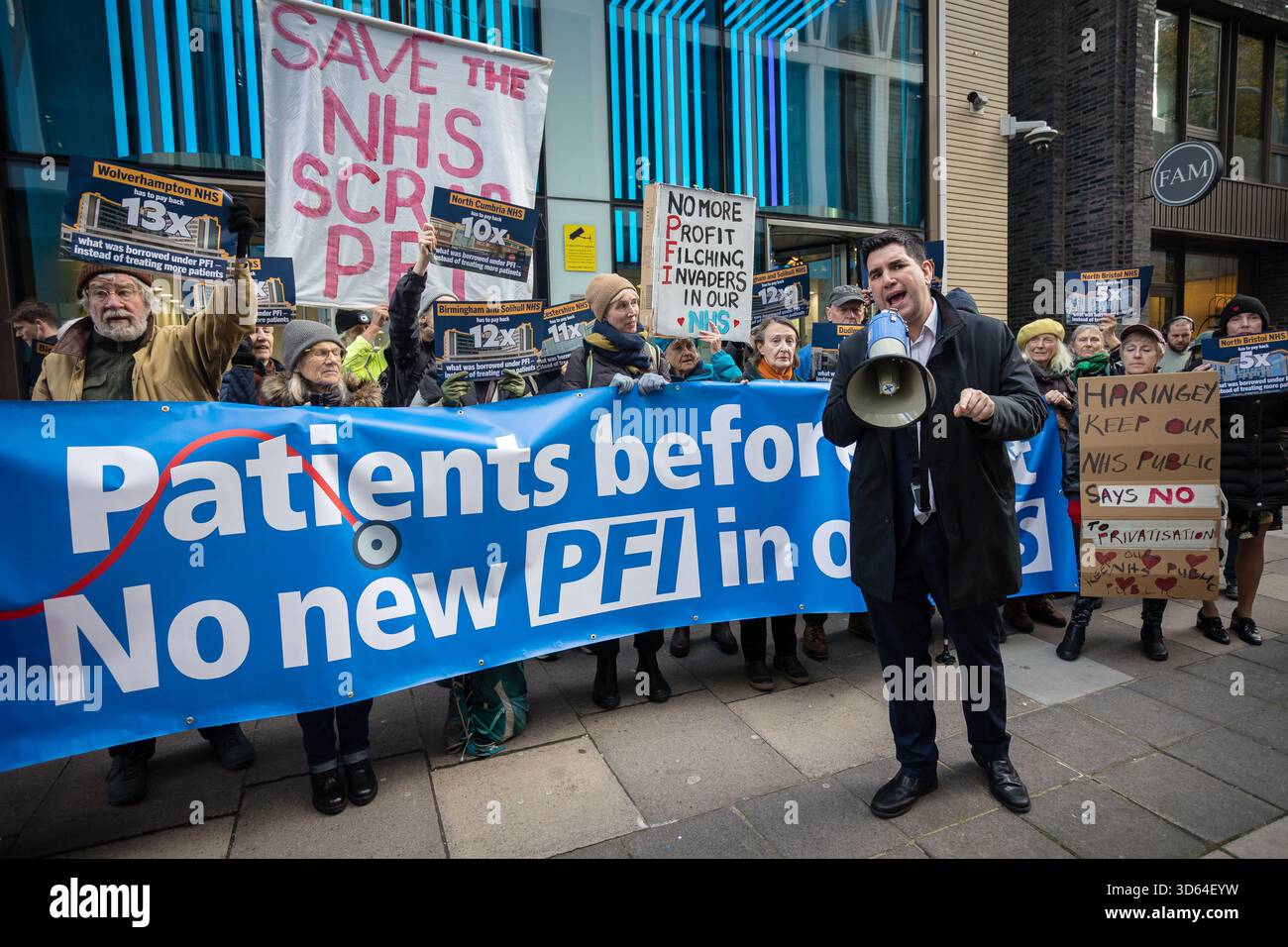 LONDON, Großbritannien - 18. November 2025: Richard Burgon, Abgeordneter der Labour Party, spricht Aktivisten der Gruppe für öffentliche Dienstleistungen an, die wir außerhalb des Ministeriums für Gesundheit und soziale Versorgung besitzen, und unterstützt Aufrufe für Gesundheitsminister Wes Streeting, die Privatisierung des NHS rückgängig zu machen. Quelle: Pete Speller/Alamy Live News Stockfoto