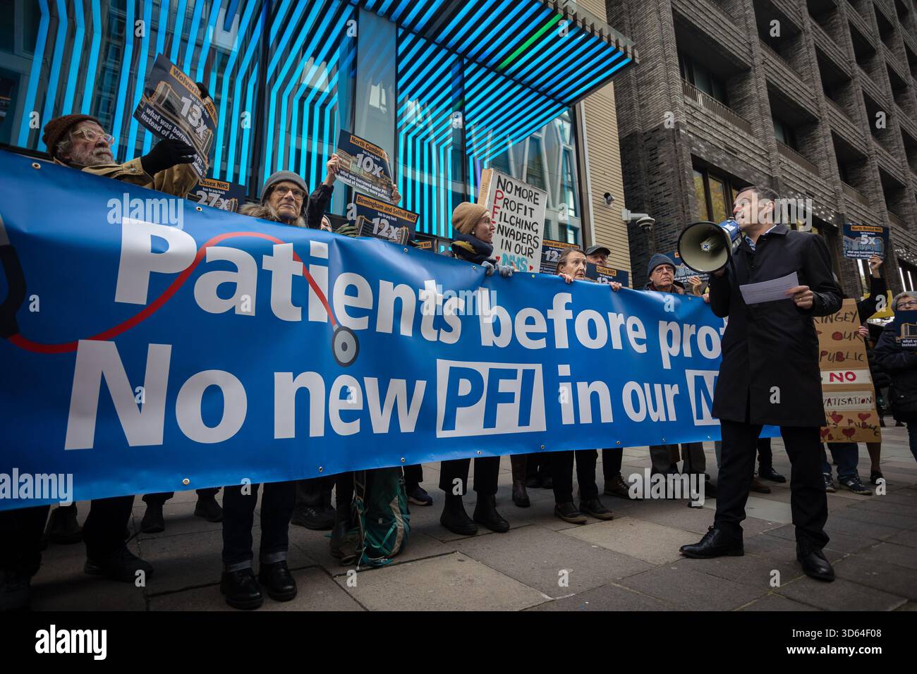 LONDON, Großbritannien - 18. November 2025: Der Abgeordnete der Grünen Partei Adrian Ramsay spricht mit Demonstranten der Gruppe der öffentlichen Dienstleistungen Wir besitzen es außerhalb des Ministeriums für Gesundheit und soziale Versorgung und unterstützen Forderungen nach einem Ende der Privatisierung des NHS und stärkerer öffentlicher Eigentumsverhältnisse. Quelle: Pete Speller/Alamy Live News Stockfoto