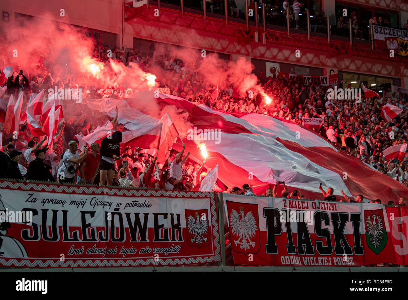 Attard, Malta. November 2025. Polnische Fans, die beim Spiel der Gruppe G der europäischen Qualifikation zur FIFA-Weltmeisterschaft 2026 zwischen Malta und Polen im Ta' Qali National Stadium in Attard, Malta am 17. November 2025 mit den Aufschlägen konfrontiert sind (Foto: Andrew SURMA/SIPA USA). Quelle: SIPA USA/Alamy Live News Stockfoto