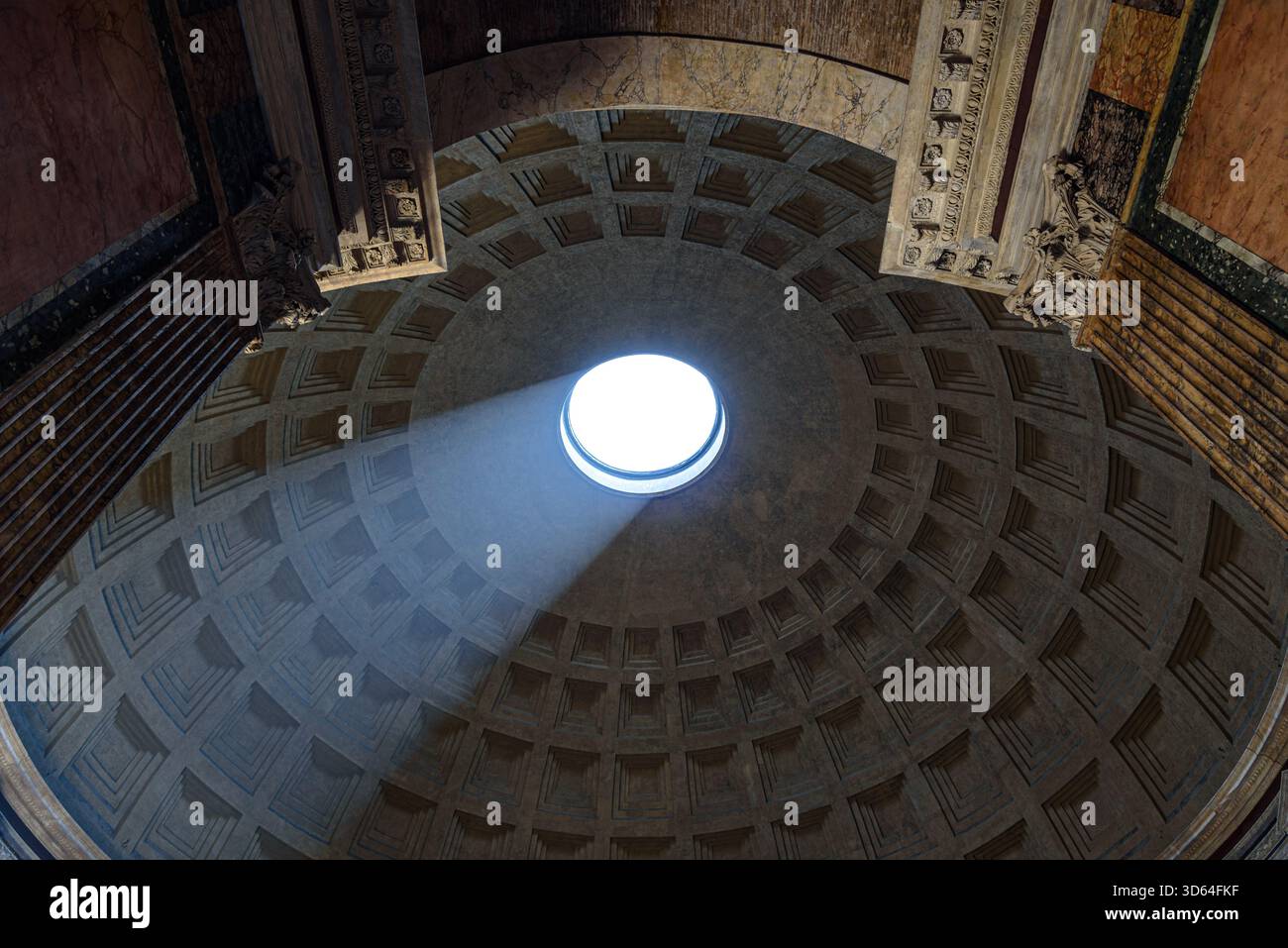 Der oculus in der Decke der Kuppel des Pantheons mit einem Sonnenstrahl, der in Rom, Italien, durchleuchtet Stockfoto