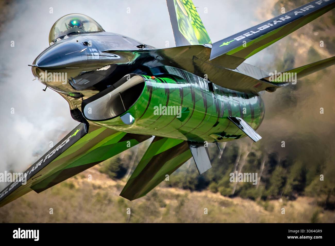 General Dynamics F-16AM FA-87 „Dream Viper“ während einer Luft-Luft-Fotomission im Jahr 2023, in Formation mit einem belgischen Luftwaffenflugzeug Airbus A400M, der als Fotoplattform fungierte. Die Formation führte über die Ardennen und die belgische Küste und zeigte dynamische Manöver, Rauchpfade, Flares und den charakteristischen invertierten Pass des Jets. Der A400M bot einen einzigartigen Aussichtspunkt, obwohl seine leistungsstarken Motoren Turbulenzen und Hitzewolken verursachten, die einen größeren Sicherheitsabstand erforderten – eine zusätzliche Herausforderung für Fotografen an Bord. Perfekte Wetterbedingungen vervollständigten eine außergewöhnliche Luft Stockfoto