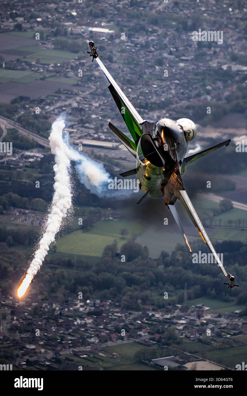 General Dynamics F-16AM FA-87 „Dream Viper“ während einer Luft-Luft-Fotomission im Jahr 2023, in Formation mit einem belgischen Luftwaffenflugzeug Airbus A400M, der als Fotoplattform fungierte. Die Formation führte über die Ardennen und die belgische Küste und zeigte dynamische Manöver, Rauchpfade, Flares und den charakteristischen invertierten Pass des Jets. Der A400M bot einen einzigartigen Aussichtspunkt, obwohl seine leistungsstarken Motoren Turbulenzen und Hitzewolken verursachten, die einen größeren Sicherheitsabstand erforderten – eine zusätzliche Herausforderung für Fotografen an Bord. Perfekte Wetterbedingungen vervollständigten eine außergewöhnliche Luft Stockfoto