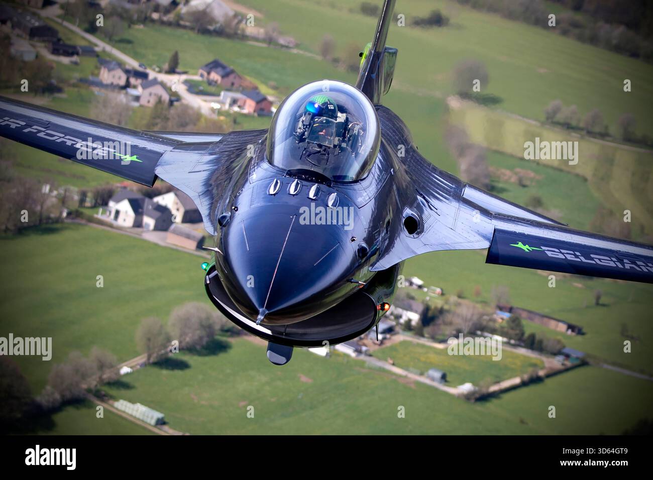 General Dynamics F-16AM FA-87 „Dream Viper“ während einer Luft-Luft-Fotomission im Jahr 2023, in Formation mit einem belgischen Luftwaffenflugzeug Airbus A400M, der als Fotoplattform fungierte. Die Formation führte über die Ardennen und die belgische Küste und zeigte dynamische Manöver, Rauchpfade, Flares und den charakteristischen invertierten Pass des Jets. Der A400M bot einen einzigartigen Aussichtspunkt, obwohl seine leistungsstarken Motoren Turbulenzen und Hitzewolken verursachten, die einen größeren Sicherheitsabstand erforderten – eine zusätzliche Herausforderung für Fotografen an Bord. Perfekte Wetterbedingungen vervollständigten eine außergewöhnliche Luft Stockfoto