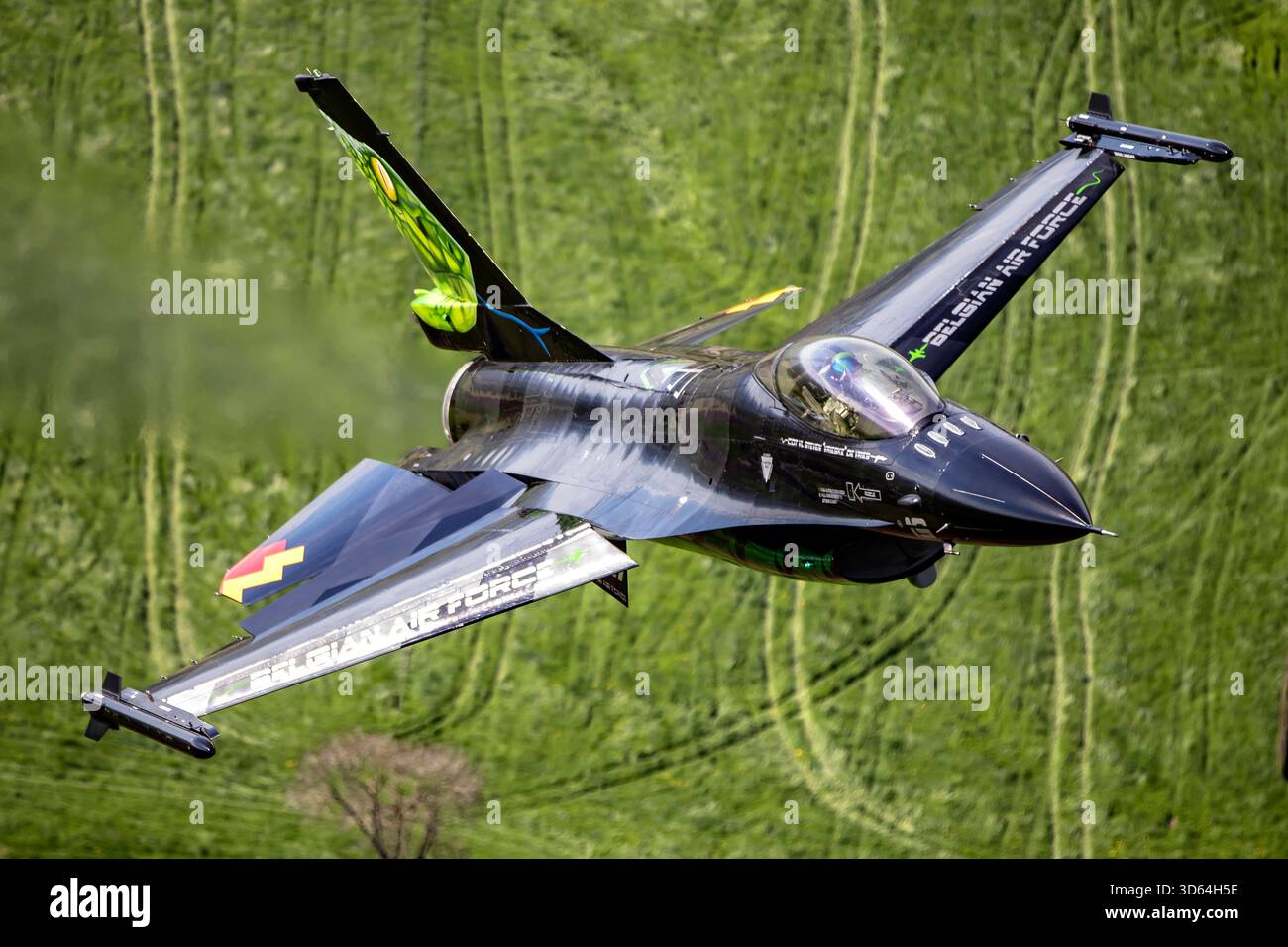 General Dynamics F-16AM FA-87 „Dream Viper“ während einer Luft-Luft-Fotomission im Jahr 2023, in Formation mit einem belgischen Luftwaffenflugzeug Airbus A400M, der als Fotoplattform fungierte. Die Formation führte über die Ardennen und die belgische Küste und zeigte dynamische Manöver, Rauchpfade, Flares und den charakteristischen invertierten Pass des Jets. Der A400M bot einen einzigartigen Aussichtspunkt, obwohl seine leistungsstarken Motoren Turbulenzen und Hitzewolken verursachten, die einen größeren Sicherheitsabstand erforderten – eine zusätzliche Herausforderung für Fotografen an Bord. Perfekte Wetterbedingungen vervollständigten eine außergewöhnliche Luft Stockfoto
