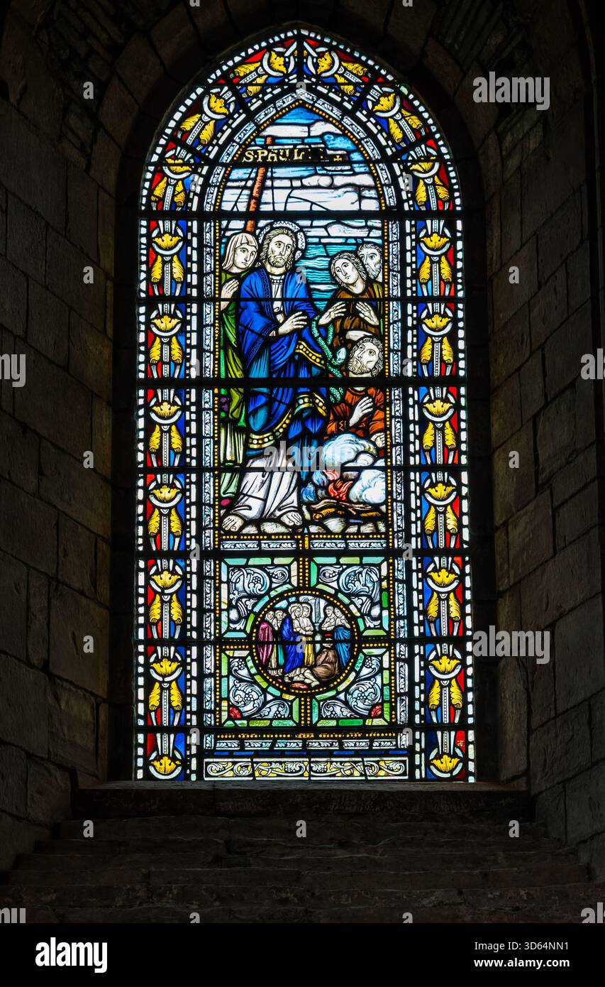 Buntglasfenster in der St. Magnus Kathedrale mit der Darstellung von St. Paul, Kirkwall, Orkney Islands, Schottland, Großbritannien Stockfoto