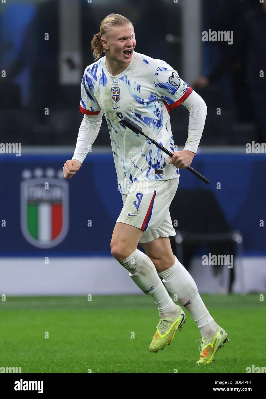 Mailand, Italien. November 2025. Der norwegische Erling Haaland feiert mit einer 360-Grad-Kamera auf einem Stock nach dem letzten Pfiff des Europameisterspiels der FIFA-Weltmeisterschaft Italien gegen Norwegen in Giuseppe Meazza, Mailand. Der Bildnachweis sollte lauten: Jonathan Moscrop/Sportimage Credit: Sportimage Ltd/Alamy Live News Stockfoto
