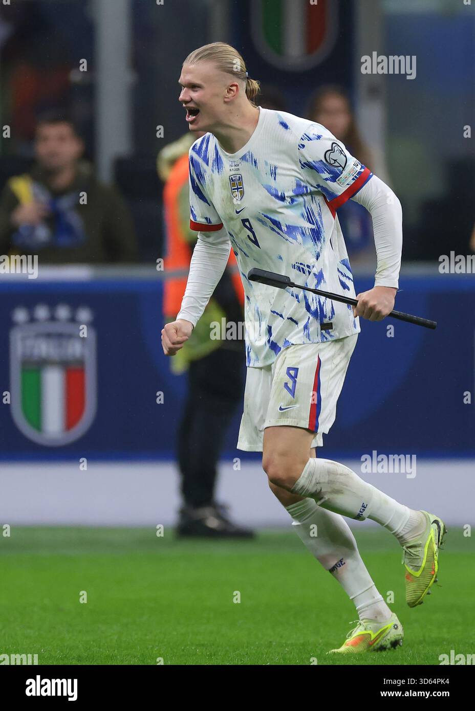 Mailand, Italien. November 2025. Der norwegische Erling Haaland feiert mit einer 360-Grad-Kamera auf einem Stock nach dem letzten Pfiff des Europameisterspiels der FIFA-Weltmeisterschaft Italien gegen Norwegen in Giuseppe Meazza, Mailand. Der Bildnachweis sollte lauten: Jonathan Moscrop/Sportimage Credit: Sportimage Ltd/Alamy Live News Stockfoto