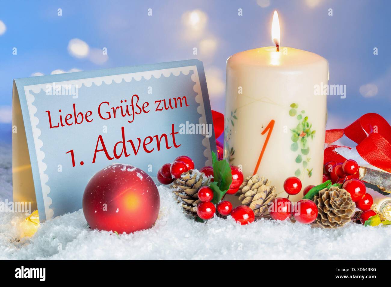 Grußkarte mit hinzugefügtem Text LIEBE GRÜSSE ZUM 1. ADVENT neben einer Adventskerze und Weihnachtsdekoration Stockfoto