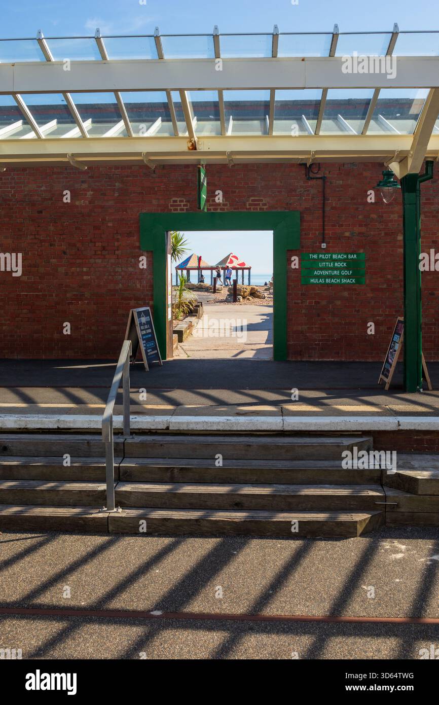 Eintritt zu Little Rock und Pilot Beach Bar, Folkestone Harbour Arm, Folkestone, Kent, Großbritannien Stockfoto
