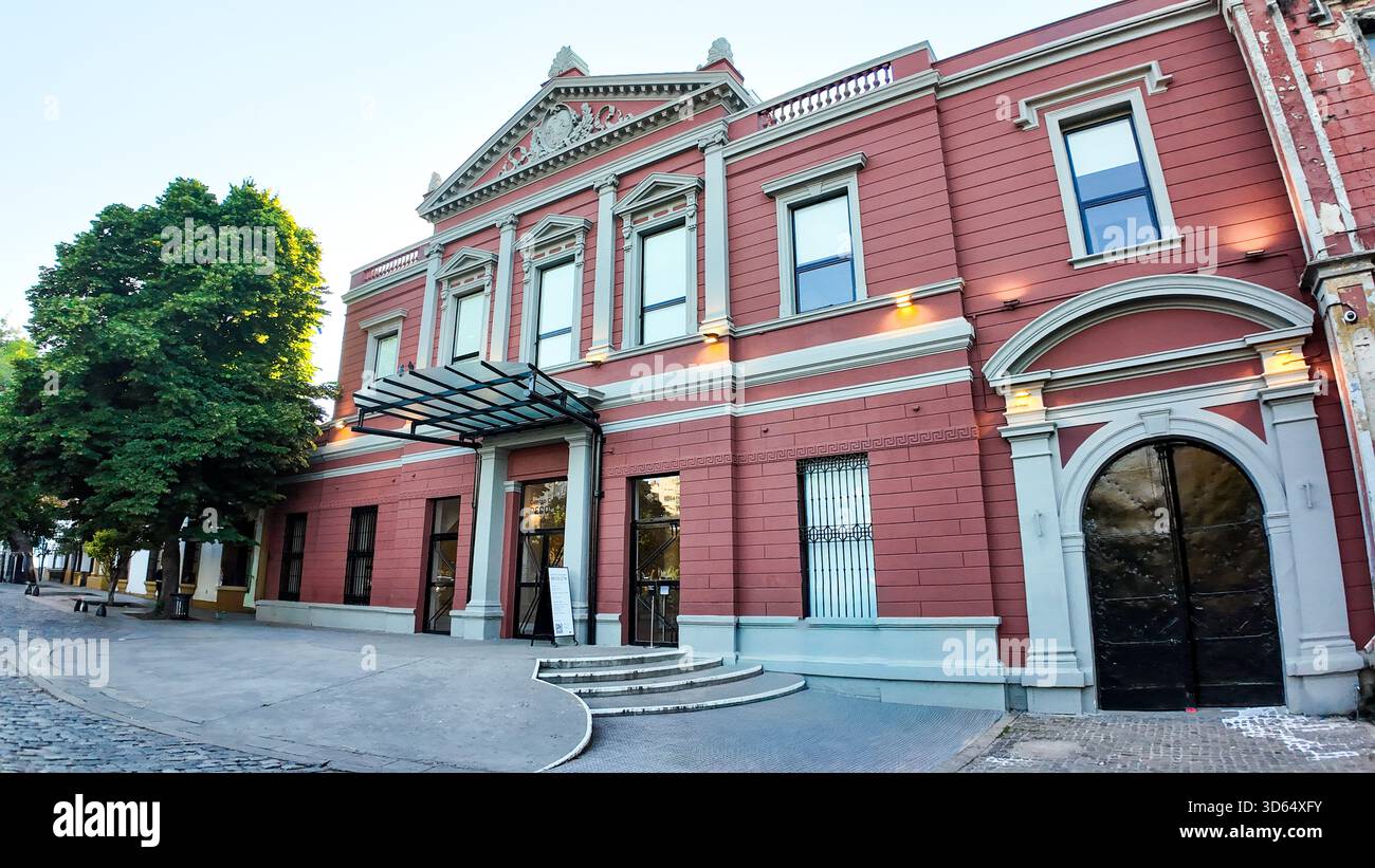 Außenansicht des Centro Cultural Recoleta in Buenos Aires. Historische Kolonialarchitektur trifft auf moderne Jugendkultur und Kunsträume. Stockfoto