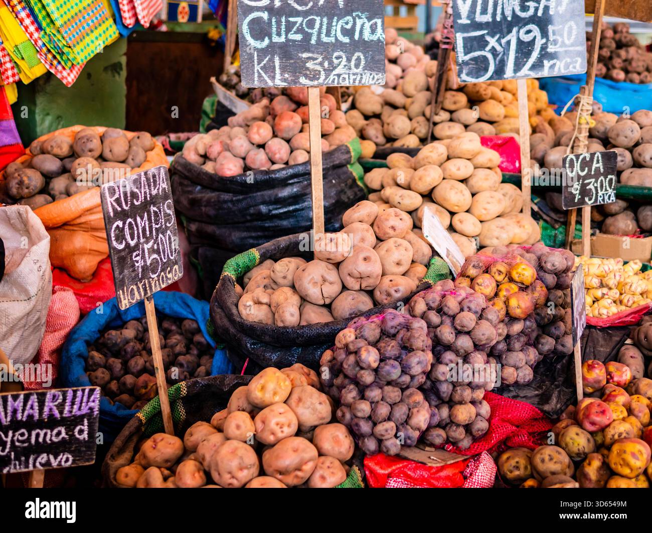 Lebendiger Stand voller einheimischer andenkartoffeln auf dem berühmten San Camilo überdachten Markt in Arequipa, Peru Stockfoto
