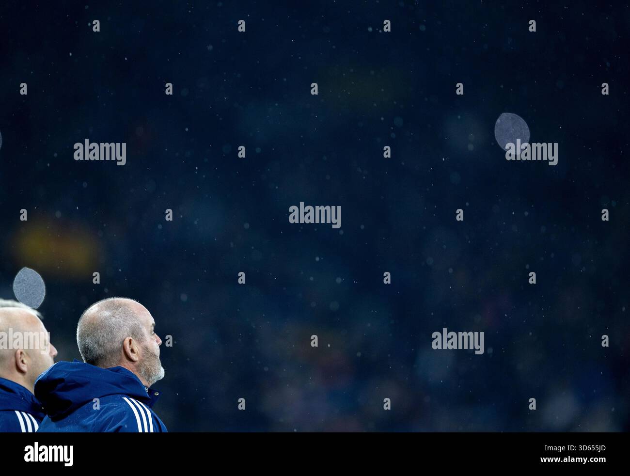 Hampden Park, Glasgow, Großbritannien. November 2025. FIFA-WM-Qualifikation internationaler Fußball, Schottland gegen Dänemark; Schottland-Trainer Stevie Clarke während der Nationalhymnen Credit: Action Plus Sports/Alamy Live News Stockfoto