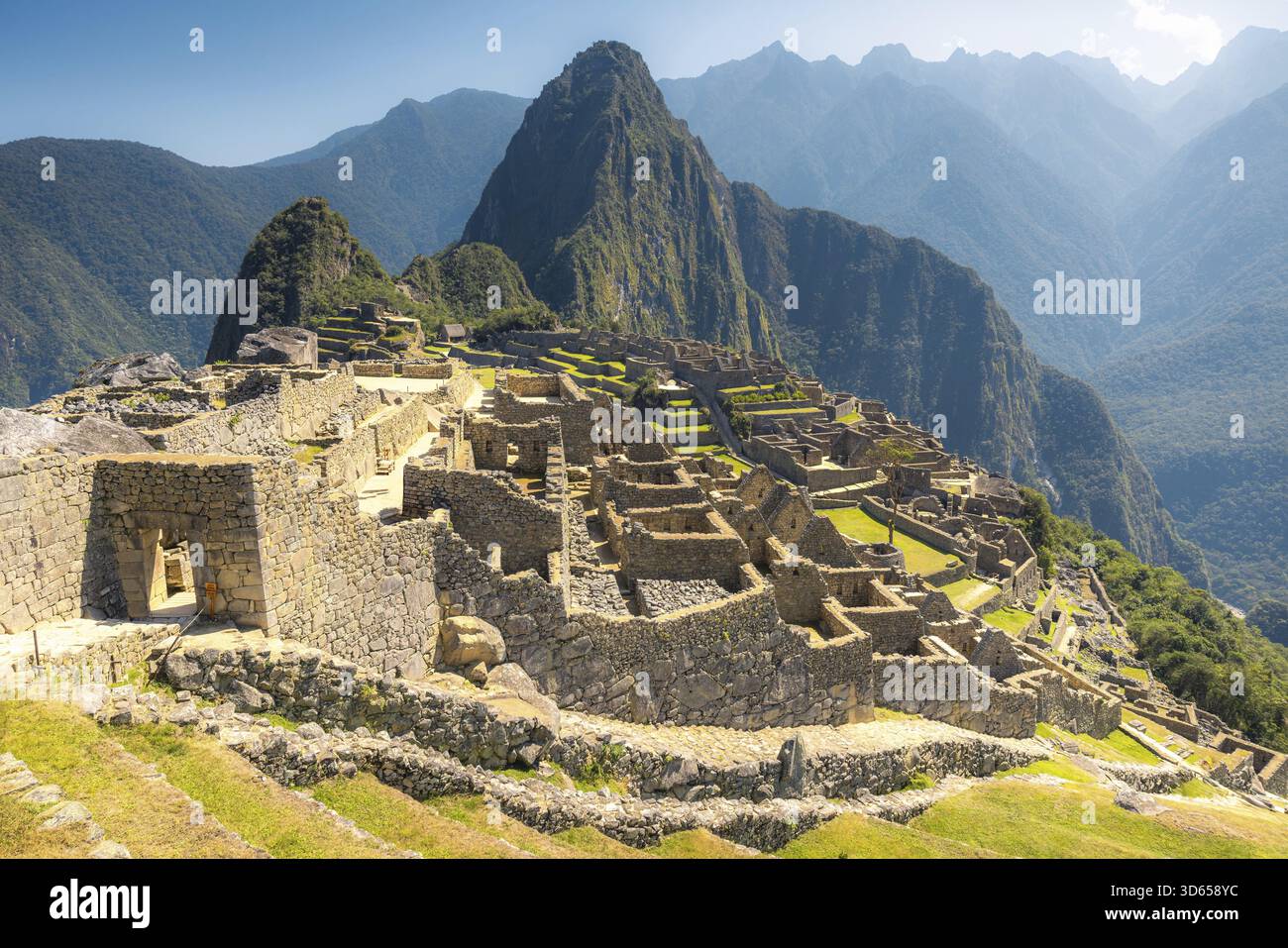 Antike Inkaruinen in Machu Picchu, umgeben von majestätischen Bergen in den Anden, Peru Stockfoto