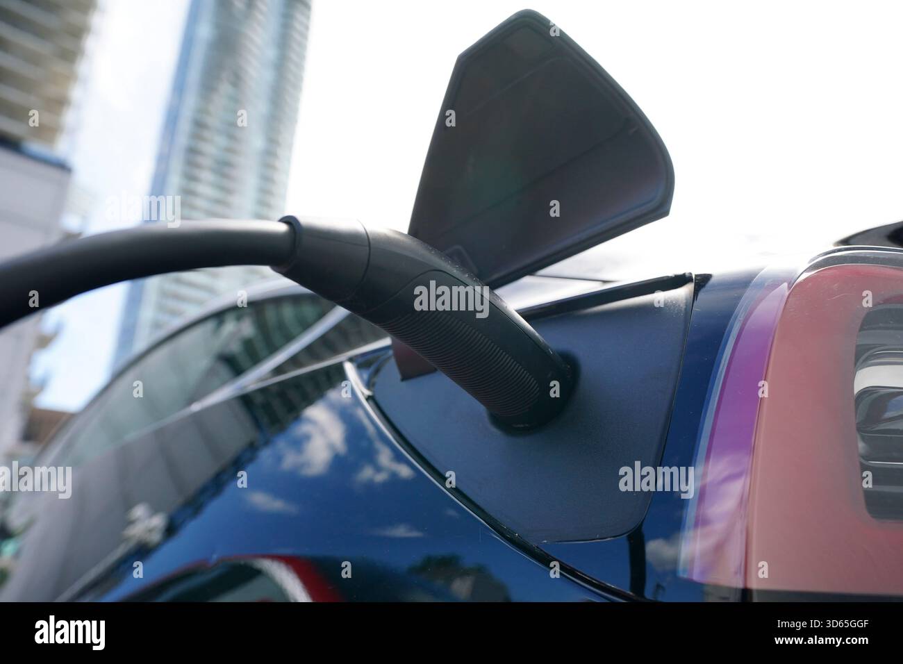 Am Mittwoch, den 13. Juli 2022, wird in Ottawa ein Elektrofahrzeug geladen. DIE KANADISCHE PRESSE/Sean Kilpatrick Stockfoto