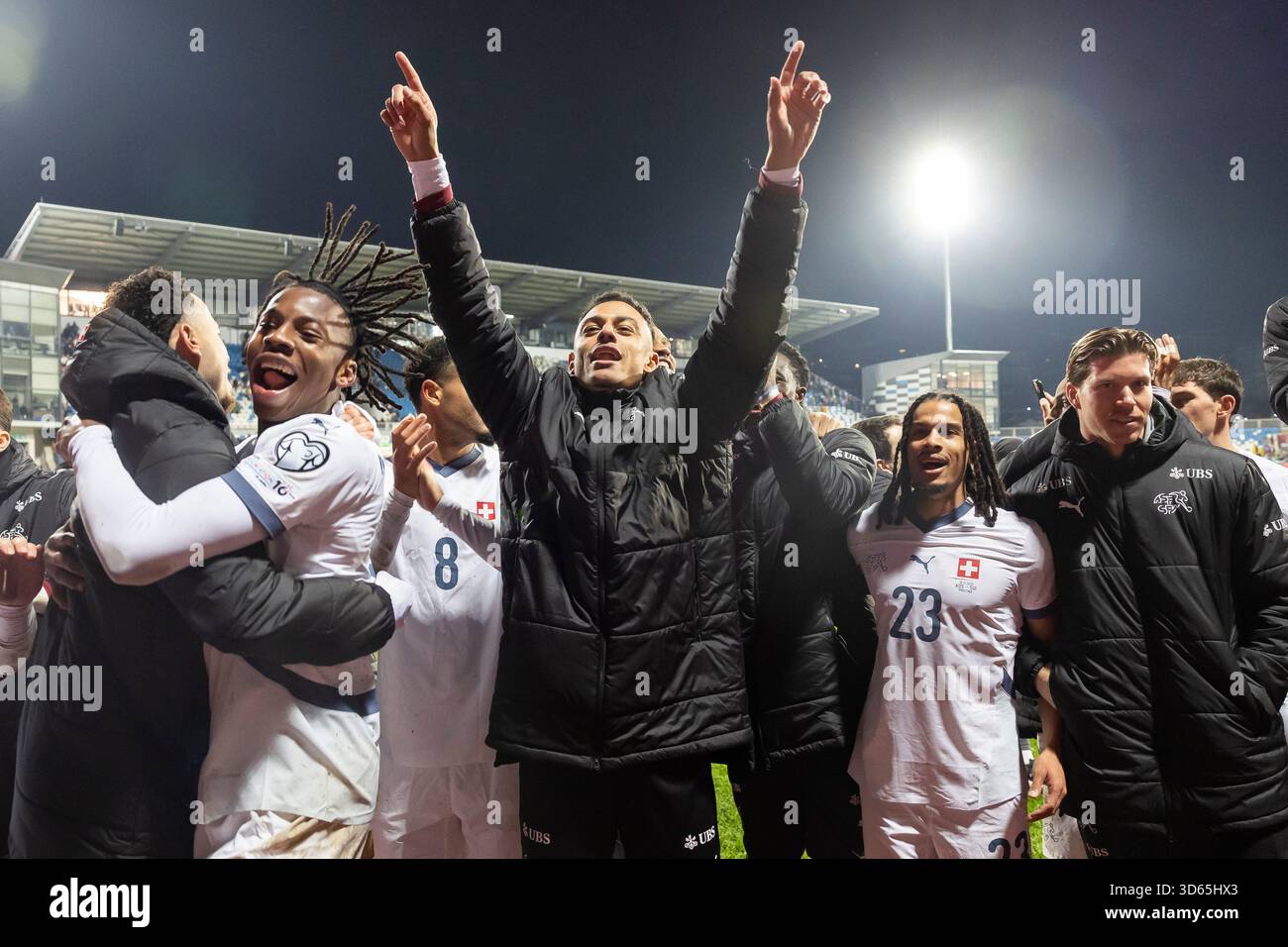 Switzerland's, from left, Johan Manzambi, Dan Ndoye, Isaac Schmidt and Cedric Itten, celebrate with teammates after the 2026 World Cup Group B qualifying soccer match between Kosovo and Switzerland in Pristina, Kosovo, Tuesday, Nov. 18, 2025. (Salvatore Di Nolfi/Keystone via AP) Stockfoto