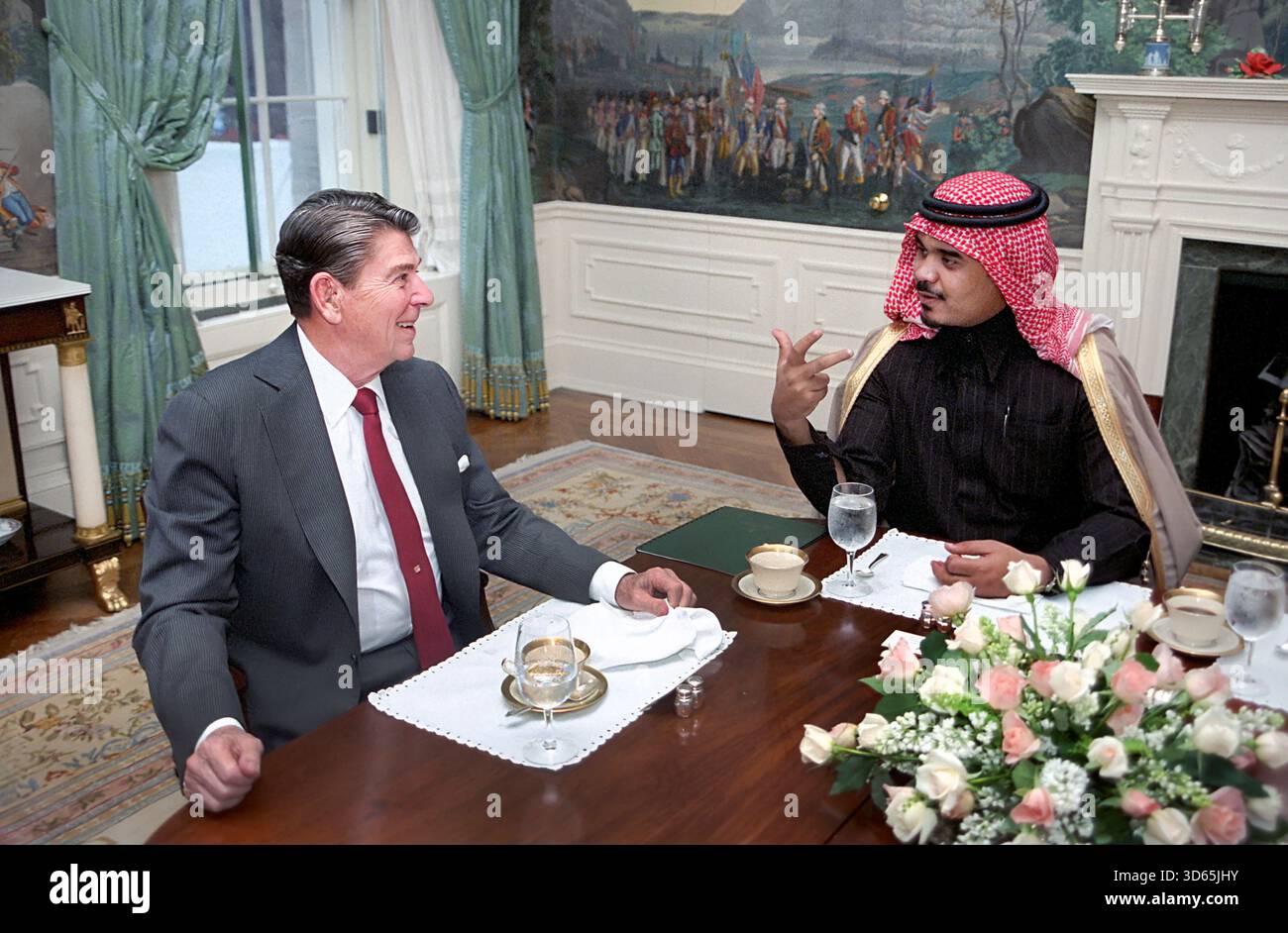 US-Präsident Ronald Reagan bei einem privaten Frühstückstreffen mit Prinz Bandar Ibn Sultan Al Saud während des Staatsbesuchs von König Fahd von Saudi-Arabien, diplomatischem Empfangsraum, Weißes Haus, Washington, D.C. USA, Präsident Ronald Reagan, Fotobüro des Weißen Hauses, 12. Februar 1985 Stockfoto