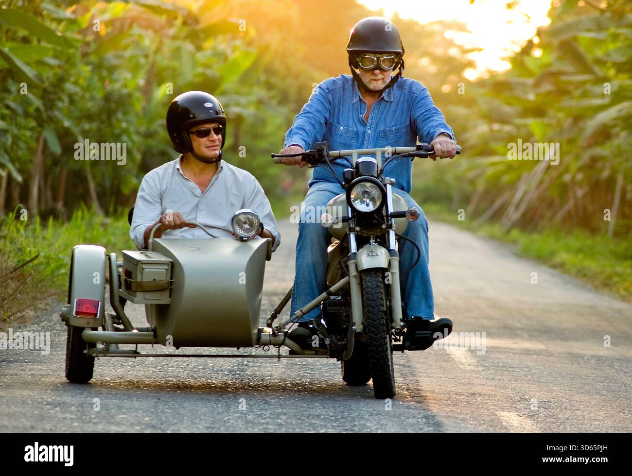 Präsident Rafael Correa im Beiwagen und Peter Greenberg fuhr Motorrad während der Dreharbeiten von Ecuador: The Royal Tour, einem Reisedokumentarfilm für PBS Stockfoto