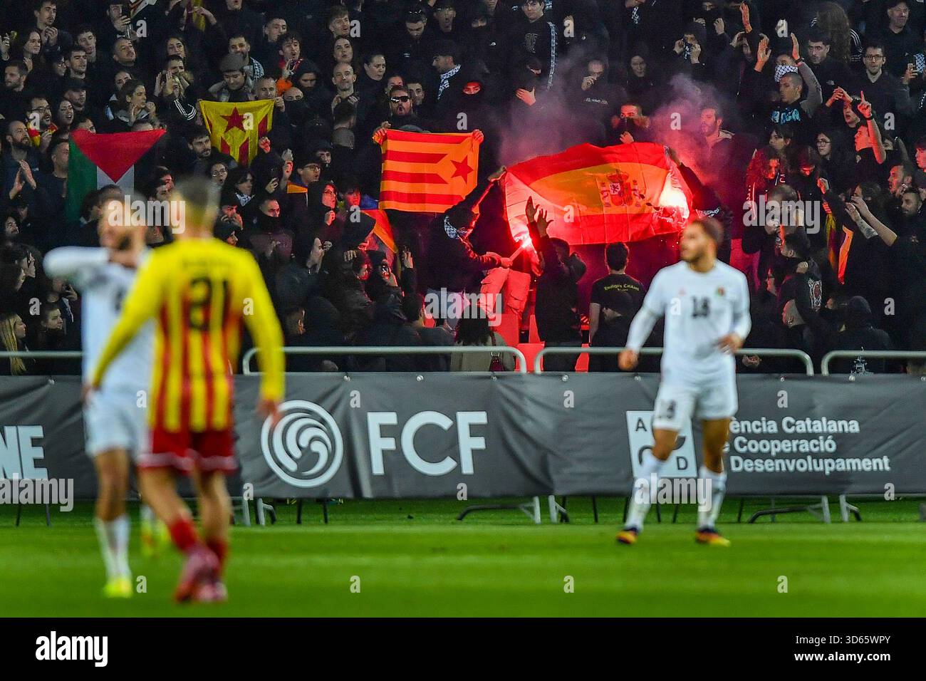 Barcelona, Esp. November 2025. KATALONIEN – PALÄSTINA 18. November 2025 Fans verbrennen während des Freundschaftsspiels zwischen den Nationalmannschaften Kataloniens und Palästinas im Estadi Olimpic Lluis Companys Olympiastadion von Montjuic am 18. November 2025 eine spanische Flagge. Quelle: Rosdemora/Alamy Live News Stockfoto