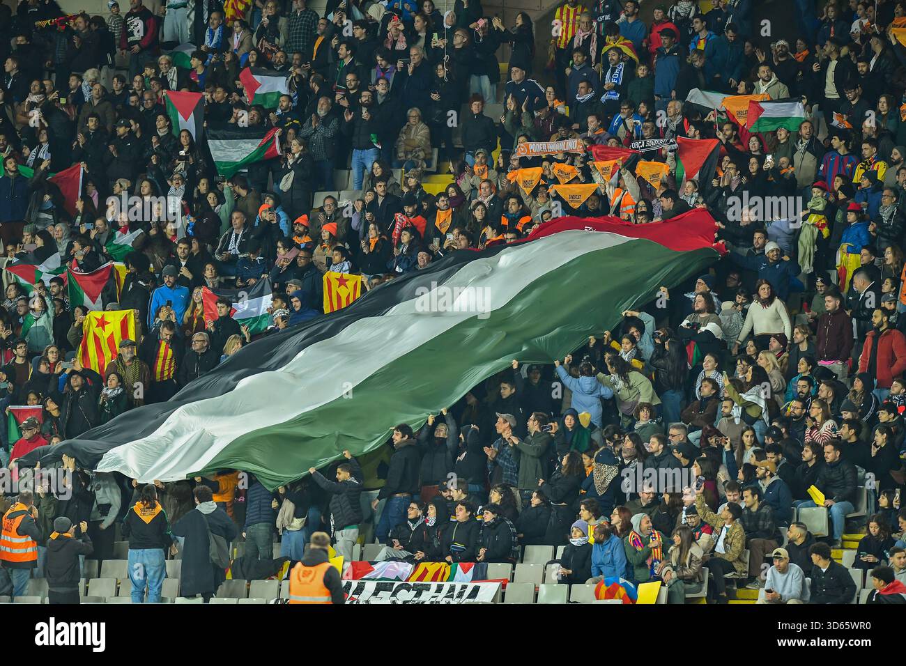 Barcelona, Esp. November 2025. KATALONIEN – PALÄSTINA 18. November 2025 Allgemeine Ansicht der palästinensischen Flagge während des Freundschaftsspiels zwischen den Nationalmannschaften Kataloniens und Palästinas im Olympiastadion von Montjuic in Barcelona, Spanien, am 18. November 2025. Quelle: Rosdemora/Alamy Live News Stockfoto