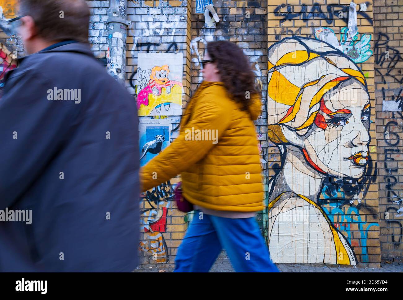 Dokumentarisches Foto einer Wand mit einem bekannten El Bocho Street Art Porträt in einem öffentlichen Außenbereich in Berlin. Stockfoto