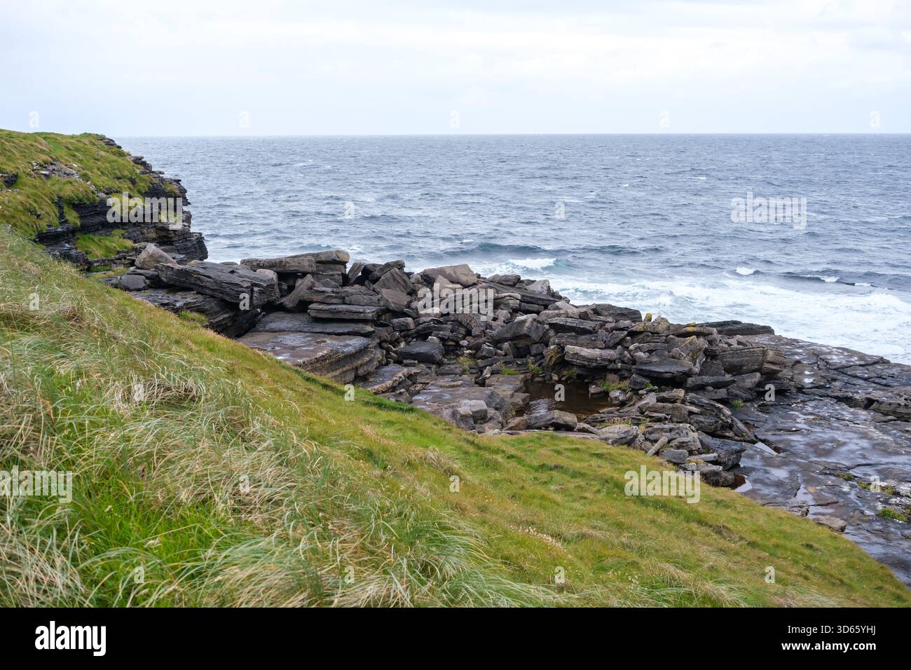 Entdecken Sie die atemberaubende Küstenlandschaft von Donegal, Irland, mit dramatischen Klippen, Felsformationen und stürzenden Wellen, erwecken ein Gefühl von Adven Stockfoto
