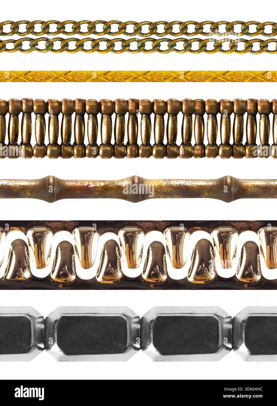Nahtloses isoliertes 4K-Foto von abgenutzten und antiken Kupfer- oder Bronzeketten, dekorativen Bändern oder Einsätzen auf weißem Hintergrund. Stockfoto