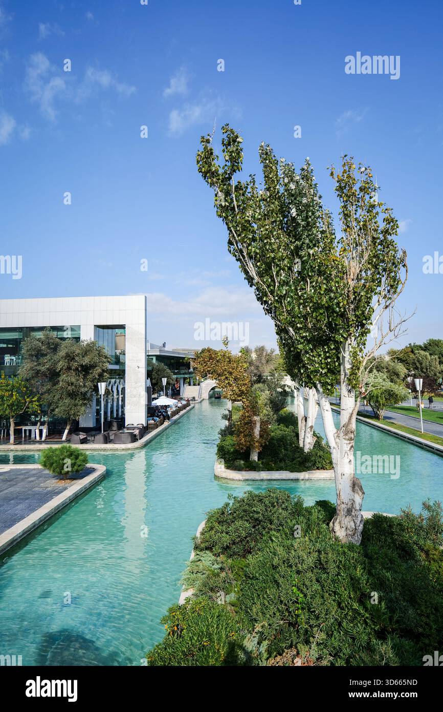 Baku, Aserbaidschan - 11.04.2025: Mini Venedig oder Klein Venedig in Baku, Aserbaidschan. Es ist ein Kanalgebiet, das von Venedig inspiriert wurde. Stockfoto