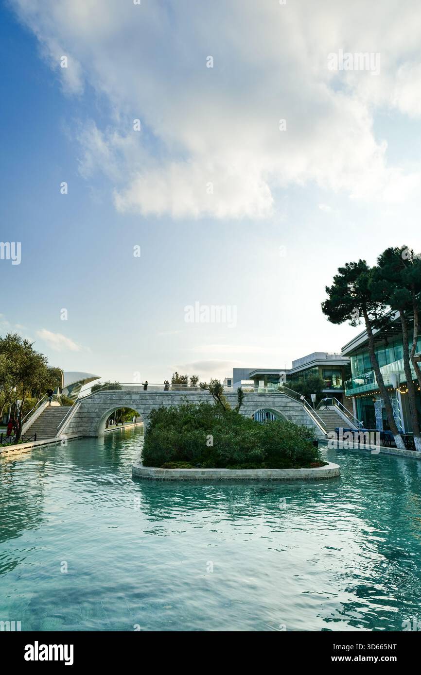 Baku, Aserbaidschan - 11.04.2025: Mini Venedig oder Klein Venedig in Baku, Aserbaidschan. Es ist ein Kanalgebiet, das von Venedig inspiriert wurde. Stockfoto