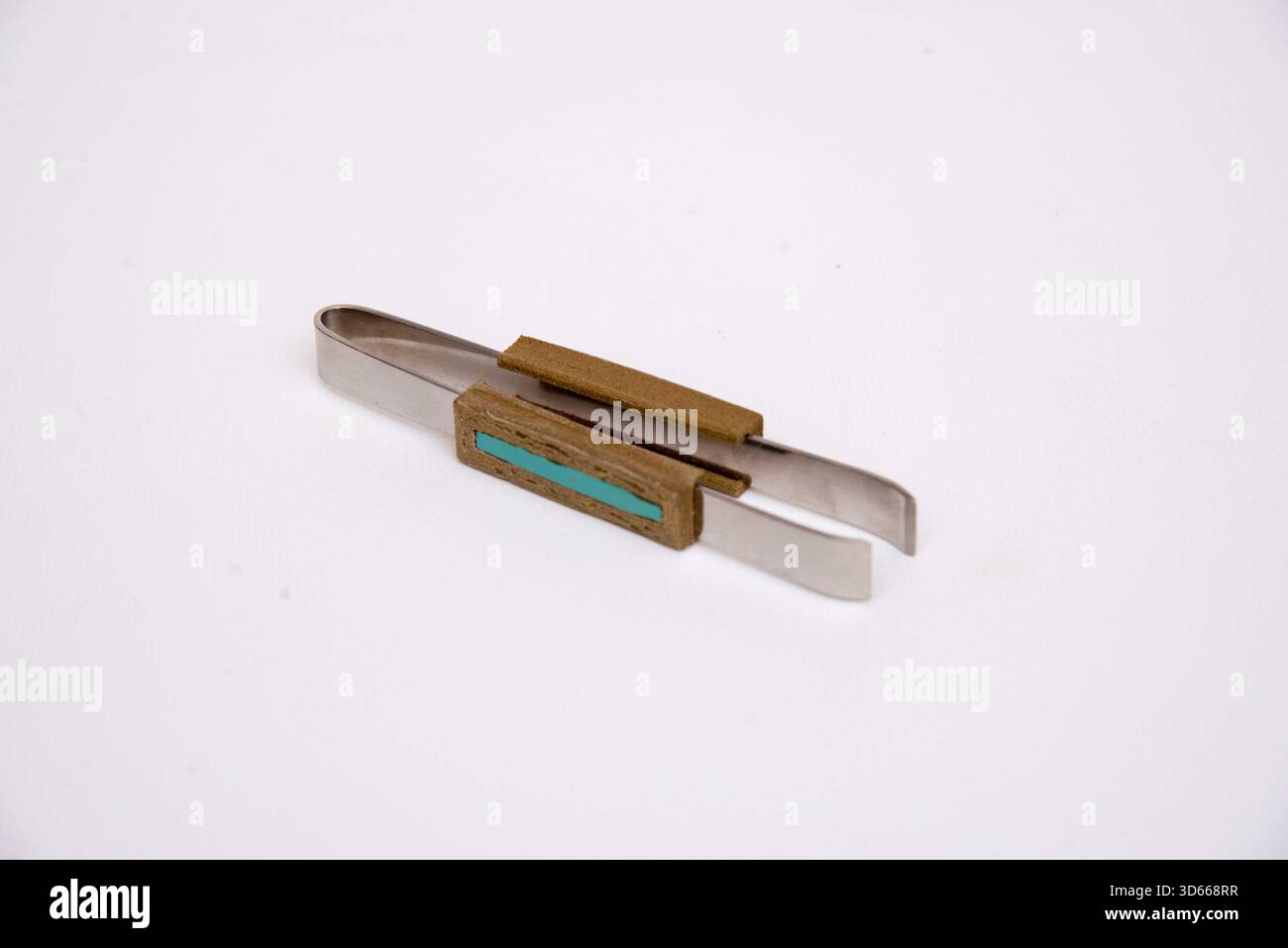 Cocktail-Set, Stahlzange für Gemüse oder Obst, die für den Cocktail benötigt werden, mit 3D-gedrucktem Griff aus hochwertigem Holz. Stockfoto