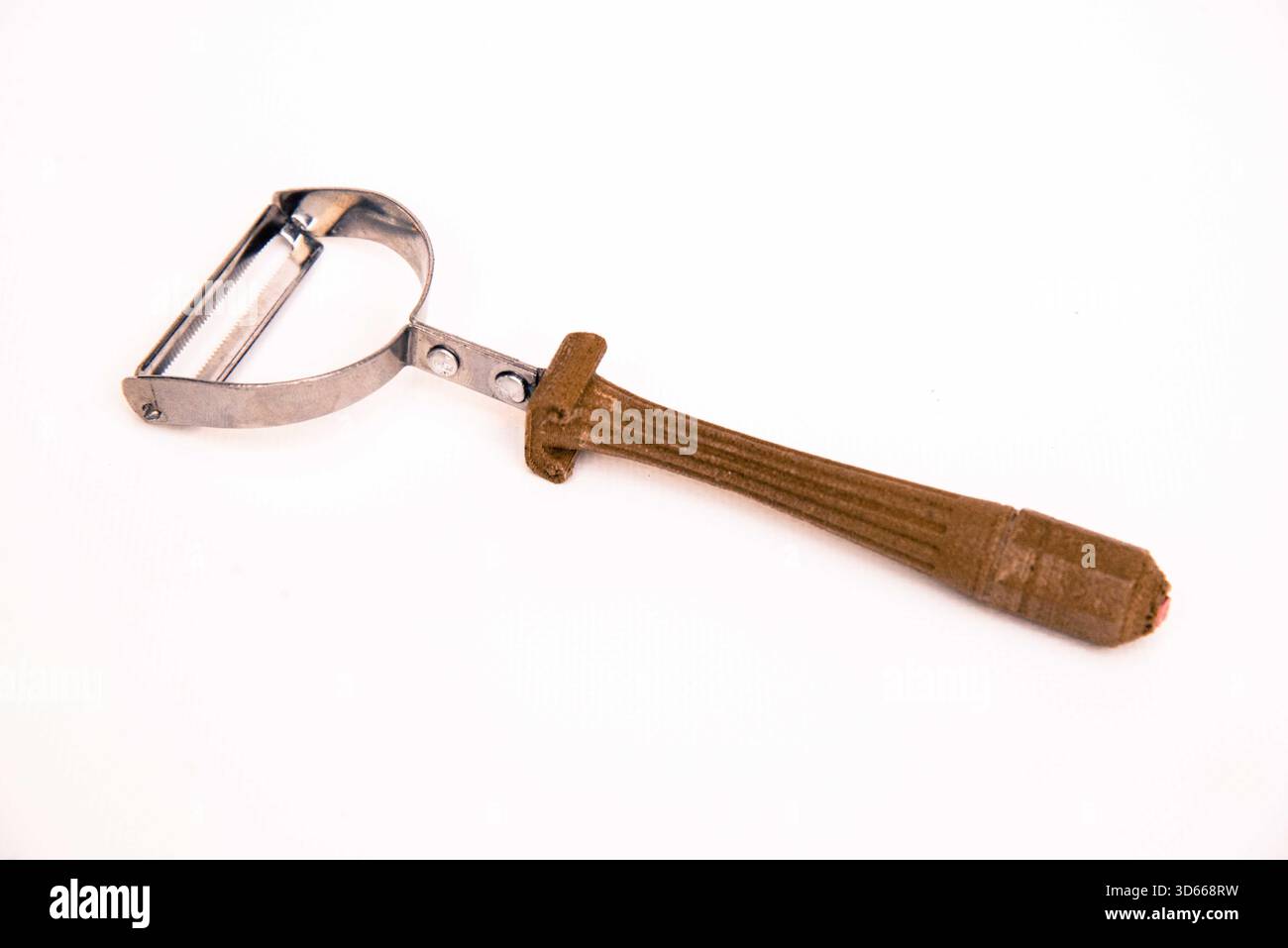 Cocktail-Set, Gemüse- oder Obstschäler mit 3D-Druckgriff in Holzqualität. Stockfoto