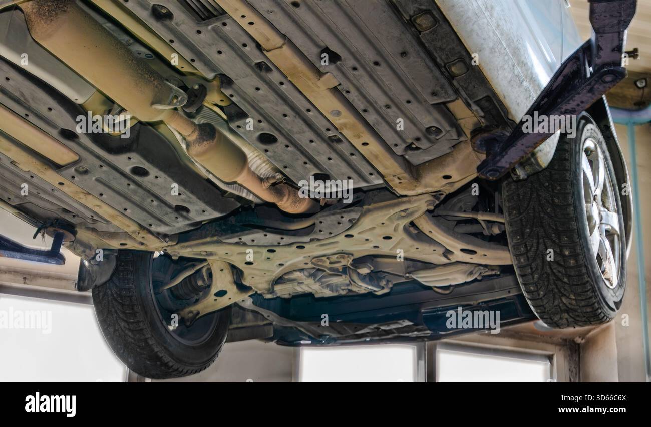 Schmutzige Federung und Reifen zeigen, dass dieses Fahrzeug nach vielen Kilometern auf schlechten Straßen überprüft wird, selektiver Fokus Stockfoto