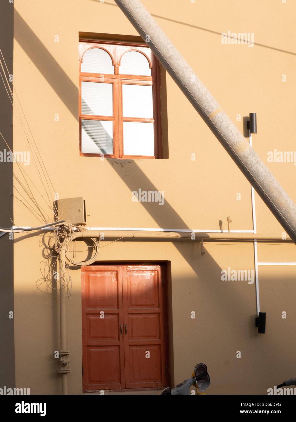 Rote Hauswände unter Licht und Schatten Stockfoto