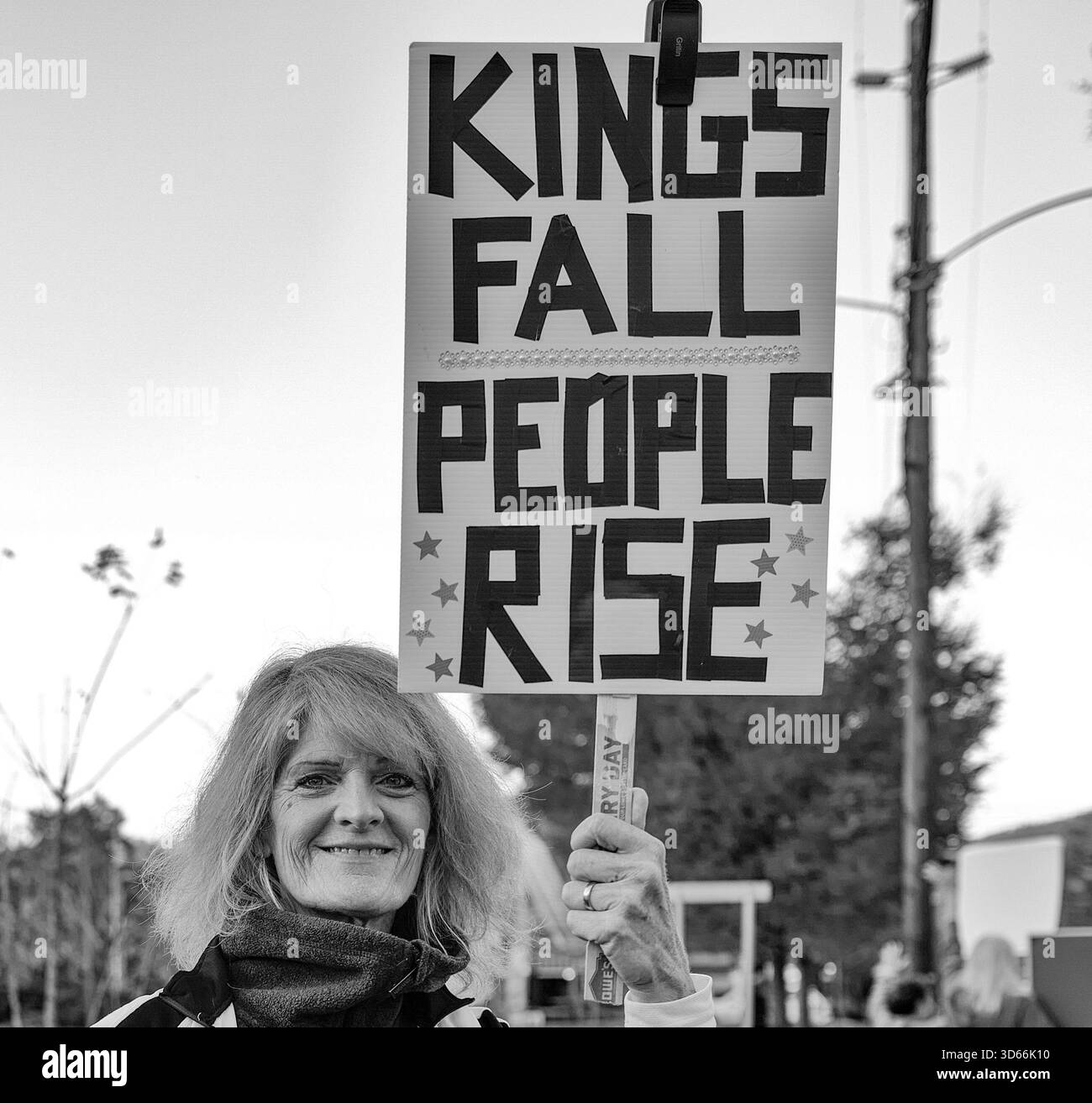 Anti-Trump-Demonstration in Ashville, North Carolina. Demonstranten mittleren Alters treffen sich jeden Donnerstag um 17 Uhr und halten Plakate für vorbeifahrende Autos aus . Stockfoto
