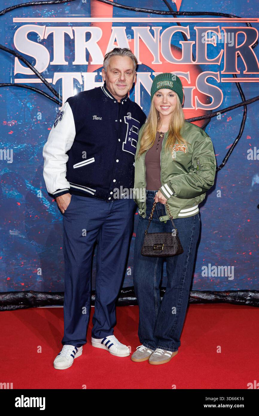 Fan Event - Stranger Things 5 - Dennis Schmidt-Foss und Dalia Mya Schmidt-Foss beim Netflix Stranger Things Staffel 5 Fan Event im Flughafen Tempelhof Hangar 7 Uhr 18.11.2025 in Berlin. *** Stranger Things 5 Fan Event Dennis Schmidt Foss und Dalia Mya Schmidt Foss beim Netflix Stranger Things Staffel 5 Fan Event im Tempelhof Airport Hangar 7 am 18 11 2025 in Berlin Copyright: XEventpressxKochanx Stockfoto