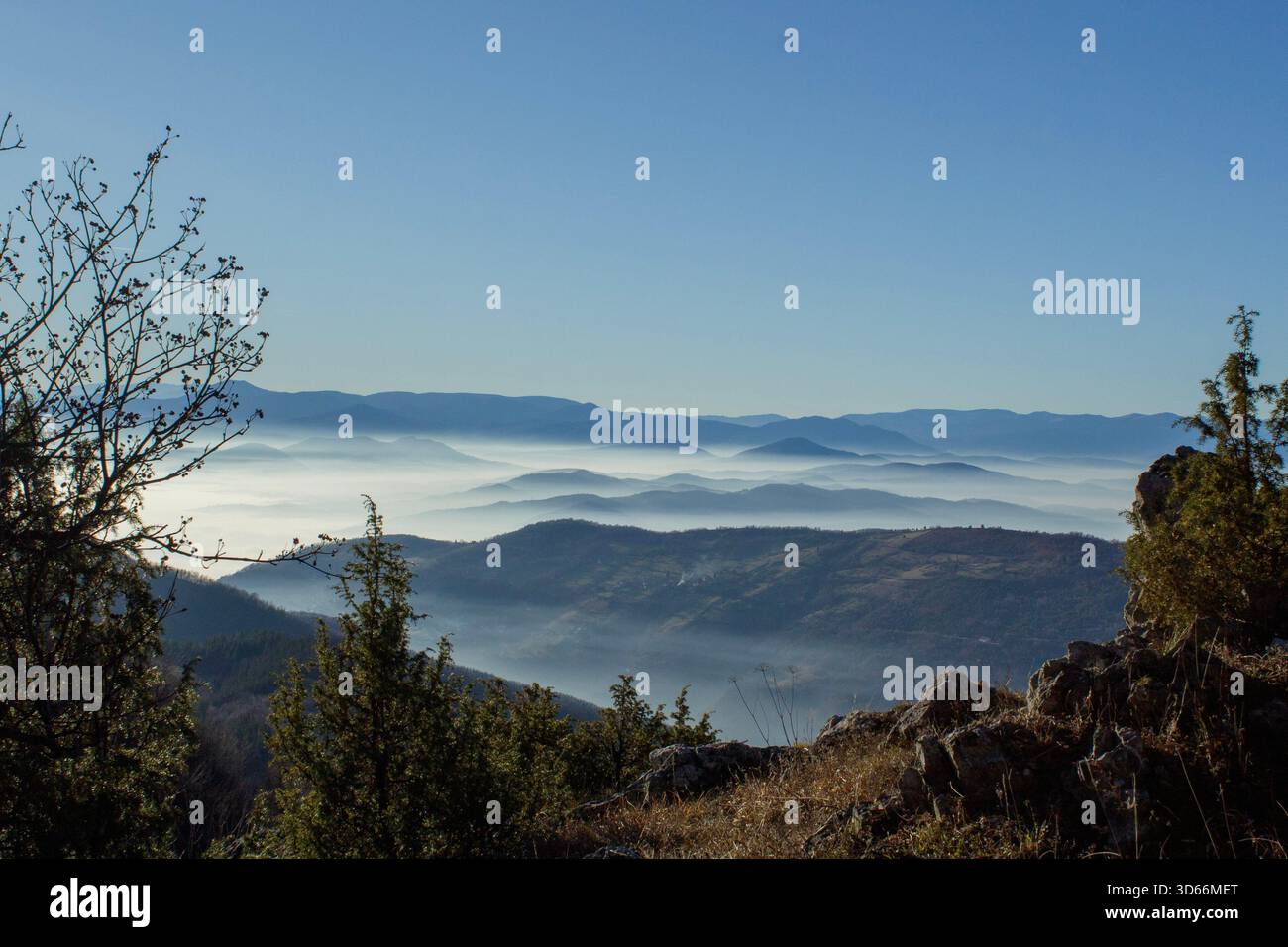 Abstrakte Landschaft mit einem surrealen leuchtend blauen Himmel und dramatischen Wolkenformationen, ideal für redaktionelle und kommerzielle Zwecke. Stockfoto